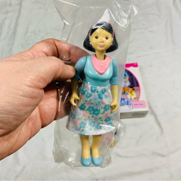 New Vintage 1990 Fisher Price Dream Dollhouse Brunette Family set of 4 NIB Rare - Picture 6 of 17
